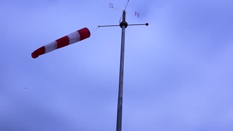 Im-Wind-Schwebender-Windsack,-Der-Windstärke-Und--richtung-Anzeigt