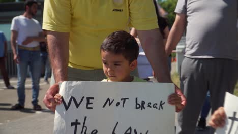 Niño-Solicitante-De-Asilo-Mostrando-Un-Cartel-De-Protesta-Debido-A-Los-Largos-Tiempos-De-Espera-Para-El-Proceso-De-Asilo-En-El-Mostrador-De-Registro-En-Ter-Apel