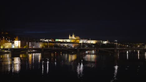 Prag-Bei-Nacht,-Autos-Fahren-Auf-Der-Brücke-über-Die-Moldau,-Tschechische-Republik