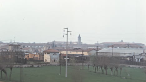 Panorama-De-La-Zona-Industrial-De-Un-Pueblo-En-Las-Afueras-Durante-El-Día