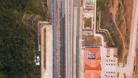 Vista-Aérea-De-Arriba-Hacia-Abajo-De-Las-Vías-Del-Tren-En-La-Estación-De-Tren-De-La-Zona-Económica-Especial-De-Boten,-Laos,-Cerca-De-La-Frontera-Con-China,-Concepto-De-Transporte-Fluido-E-Integración-Económica-En-Un-Centro-Logístico-Clave