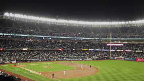 Schuss-Und-Spaziergang-Im-Yankee-Stadium-Mit-Dem-Applaus-Eines-Mädchens-Im-Vordergrund