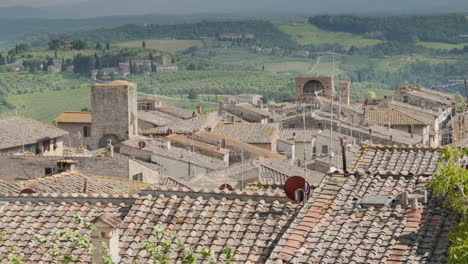 Pintoresca-Ciudad-Toscana-En-La-Ladera-De-Una-Colina-Con-Tejados-De-Terracota