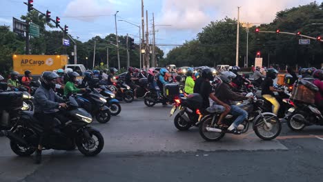 Motorbikes-on-Streets-of-Manila,-Philippines