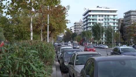 Menschen,-Die-Mit-Ihren-Autos-Durch-Eine-Stadt-Pendeln,-Aufnahme-Aus-Der-Hand