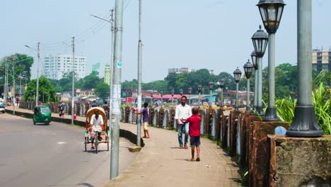 Niños-Volando-Cometas-En-Las-Calles-De-Sylhet,-Bangladesh---Toma-Estática