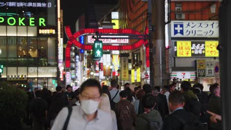 Massen-Von-Menschen-Laufen-über-Die-Straße-In-Richtung-Des-Belebten-Ausgehviertels-In-Tokio,-Japan