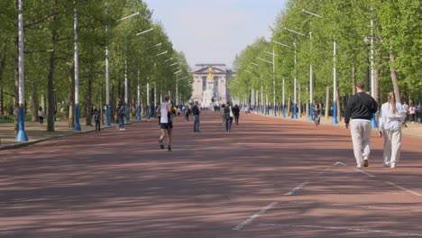 Menschen,-Die-Auf-Der-Mall-Am-Buckingham-Palace-Spazieren-Gehen-Und-Joggen,-Verlangsamten-Ihre-Geschwindigkeit-Auf-Die-Hälfte