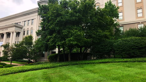 Langsamer-Schwenk-Eines-Banners-Zur-Präsidentschaftsdebatte-2020,-Das-Vor-Der-Belmont-University-In-Nashville,-Tennessee,-Ausgestellt-Ist