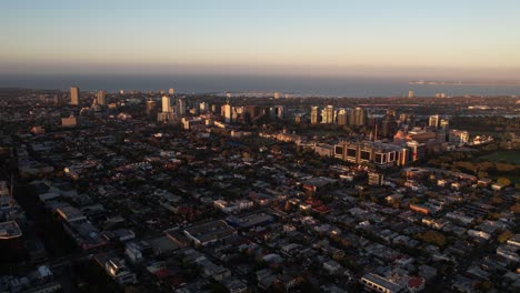 Vista-Aérea-De-Los-Suburbios-De-Melbourne-Australia,-Edificios-Residenciales-Y-Comerciales-Bajo-La-Luz-Del-Sol-De-La-Hora-Dorada