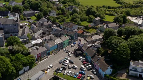 Toma-Dinámica-De-Un-Camión-Captura-A-Kinvara-Desde-Arriba.