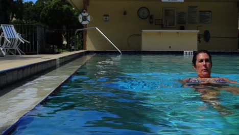 Mujer-De-65-Años-Haciendo-Ejercicio-En-La-Piscina-Y-Disfrutando-De-Su-Jubilación