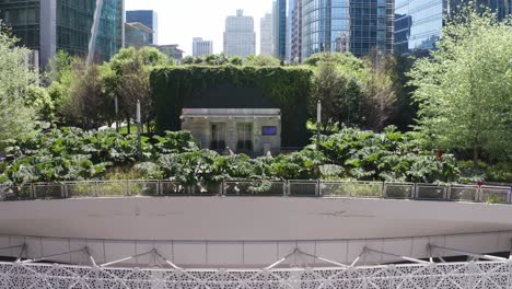 Aerial-close-up-panning-shot-of-the-lush-Salesforce-Park-atop-the-Transbay-Transit-Center-in-San-Francisco,-California