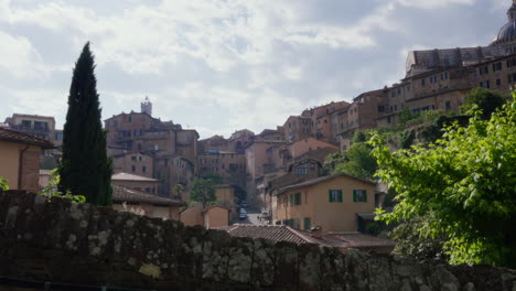 Pintoresco-Paisaje-Urbano-De-Siena-Con-Arquitectura-Histórica-Y-Exuberante-Vegetación