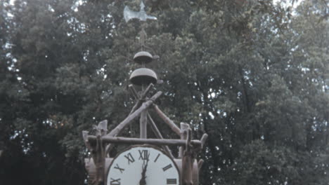 Blick-Auf-Die-Magische-Pincio-Wasseruhr-In-Rom-Mit-Park-Im-Hintergrund