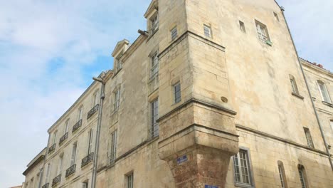 Esquina-De-La-Antigua-Casa-Medieval-De-Piedra-Arenisca-Con-Una-Tienda-De-Diseño-De-Moda-En-El-Interior