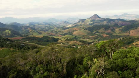 Revelando-La-Majestuosa-Zona-De-Plantaciones-De-Café-De-Montaña-En-Brasil,-Aérea