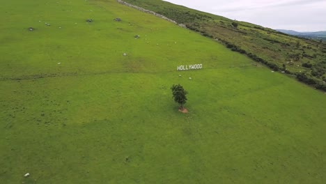 Irish-Village-Hollywood-Schild-Point-Of-View-Panorama-Luftaufnahme