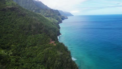 Big-Island,-Hawaii-shoreline,-Drone-shot-speeding-to-a-stop