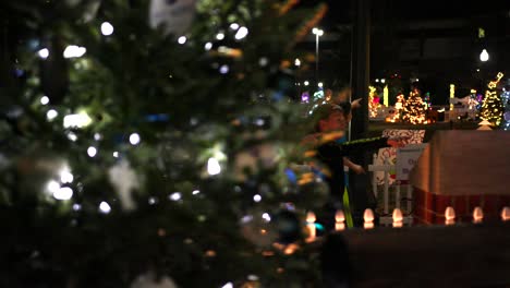 Niños-Pequeños-Mirando-El-Sendero-De-Oropel-Del-árbol-De-Navidad-Con-Adornos-Navideños-Por-Todas-Partes