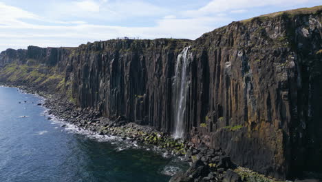 Waterfall-cascading-down-the-majestic-Kilt-Rock-cliffs-on-the-Isle-of-Skye,-Scotland