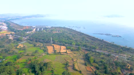 Vista-Aérea-Del-Lugar-Turístico-De-La-Presa-De-Patratu-Y-Actividades-De-Deportes-Acuáticos.