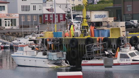 Pescadores-Que-Trabajan-En-El-Puerto-De-Stykkisholmur-En-Islandia