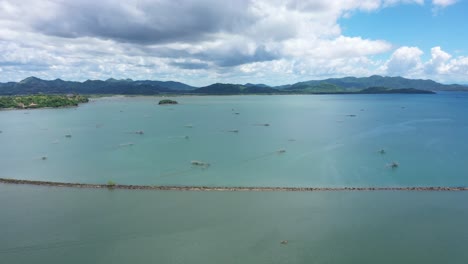 Se-Construyen-Algunas-Estructuras-De-Captura-De-Peces-En-Las-áreas-Poco-Profundas-De-La-Bahía-En-Filipinas,-Donde-Se-Montan-Las-Estructuras-Para-Capturar-Peces.