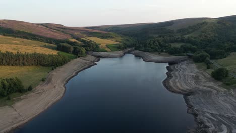 Vuelo-Aéreo-Con-Drones-Sobre-El-Embalse-De-Errwood-En-Goyt-Valley-Buxton-Mostrando-Niveles-De-Agua-Muy-Bajos-Durante-Una-Ola-De-Calor-En-El-Reino-Unido