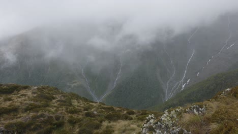 Wasserfälle,-Die-Die-Bergränder-Am-Brewster-Track-Im-Mount-Aspiring-Nationalpark,-Neuseeland-Hinunterfließen