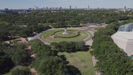 Antena---Descripción-General-De-La-Estatua-De-Sam-Houston-En-Houston,-TX-Con-Autos-Y-Personas