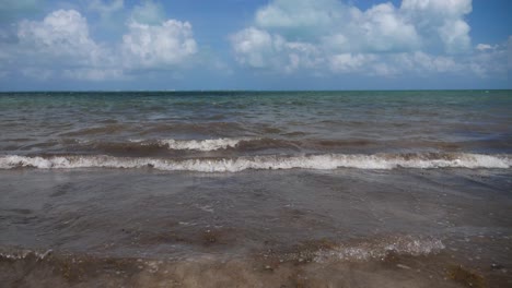 Waves-roll-in-to-shore-of-Cancun