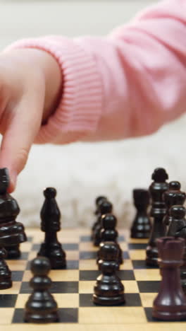 Father-and-daughter-playing-chess-in-the-living-room