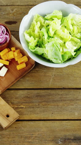 Verduras-Picadas-Sobre-Mesa-De-Madera