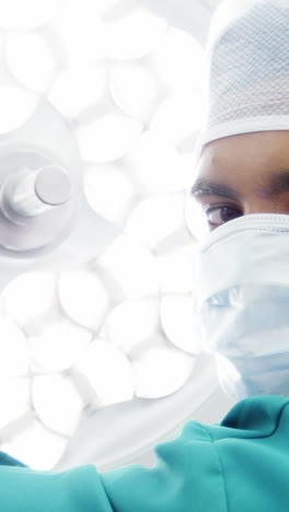 Portrait-of-surgeon-adjusting-surgical-light