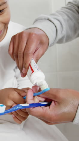 Padre-E-Hijo-Cepillándose-Los-Dientes-En-El-Baño