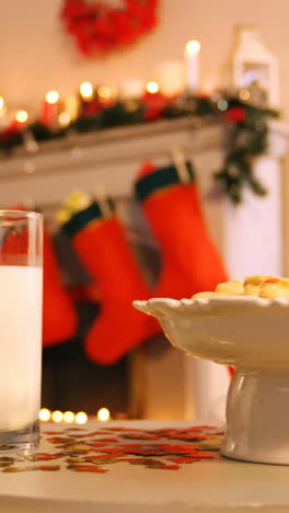 Weihnachtsplätzchen-Auf-Teller-Mit-Einem-Glas-Milch