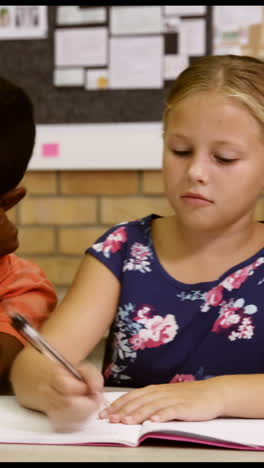 Lehrer-Unterstützt-Schulkinder-Mit-Molekülmodell-Im-Klassenzimmer