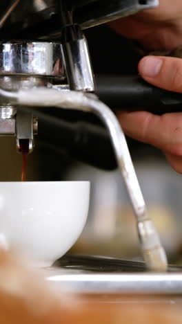 Waiter-making-cup-of-coffee