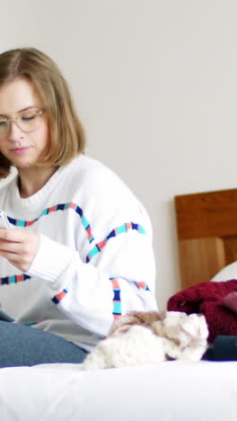 Frau-Benutzt-Digitales-Tablet-Und-Mobiltelefon-Im-Schlafzimmer