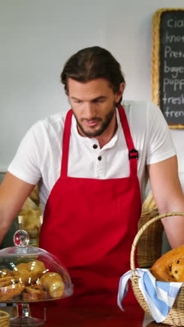 Frau-Kauft-Brot-In-Bäckerei