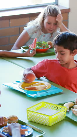 Kinder-Essen-In-Der-Cafeteria