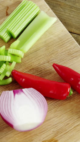 Verduras-Y-Cuchillo-De-Cocina-Sobre-Una-Tabla-De-Cortar.