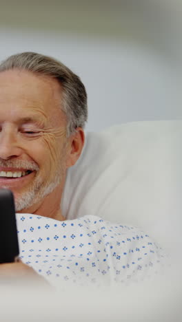 Patient-Nutzt-Digitales-Tablet-Im-Bett