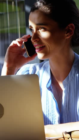 Mujer-De-Negocios-Hablando-Por-Teléfono-Móvil