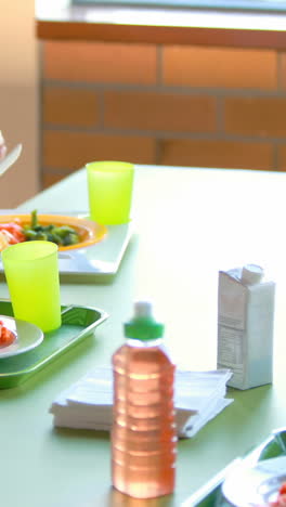 Niños-Comiendo-En-La-Cafetería