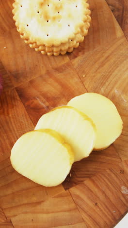 Lonchas-De-Queso-Con-Pan,-Aceitunas-Y-Galletas-Crujientes