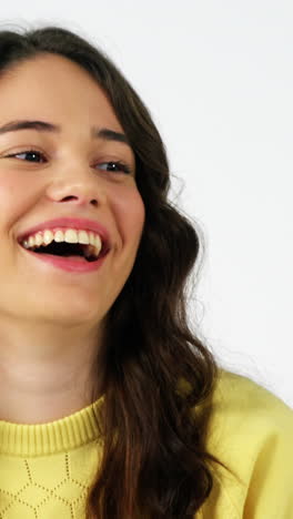 Mujer-Sonriente,-Tenencia,-Un,-Bolsa-De-Supermercado