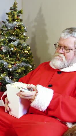 Papá-Noel-Comiendo-Palomitas-De-Maíz-Mientras-Ve-La-Televisión.