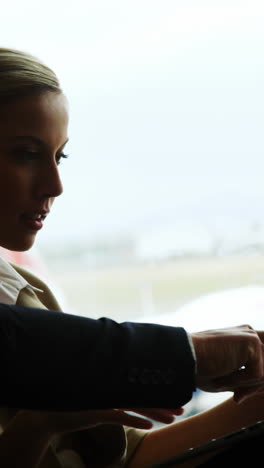 Businessman-and-woman-discussing-on-laptop